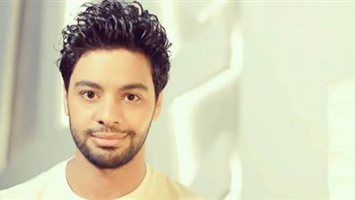 أحمد جمال مداعبا طفلة : 