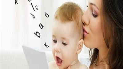 إنفوجراف| 8 طرق لتحسين لغة التواصل مع طفلك