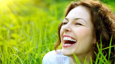 ابتسامتك بالدنيا..  تعالج من الاكتئاب وتنشط الدماغ