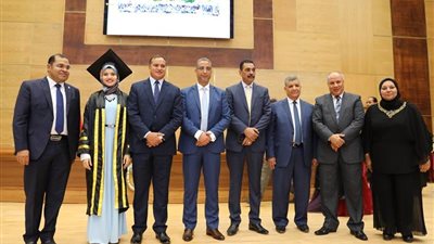 صور.. حفل تخرج 248 طالب بكلية الصيدلة بحضور محافظ سوهاج الجديد