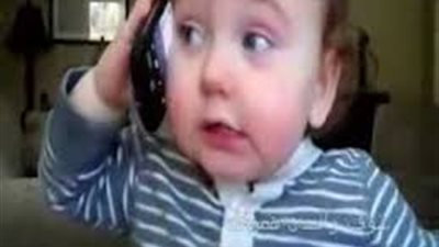 البنات ألطف الكائنات .. شاهد| طفلة صغيرة تتحدث في الهاتف !