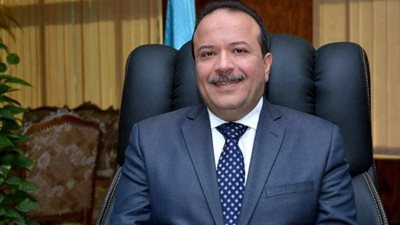 تكريم أحد أعضاء هيئة التدريس بكلية العلوم بعد إصلاحه 95 ميكروسكوب 