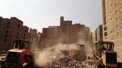 صور.. إستجابة سريعة لتكليفات محافظ الشرقية برفع مخلفات القمامة بمنطقة موقف المنصورة‎