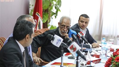 صور.. الفنانون والشخصيات العامة يناقشون لائحة الأهلي