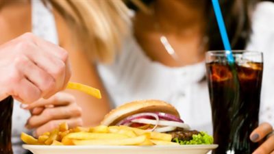 إنفوجراف| 5 مشروبات احذري تناولها مع الأكل