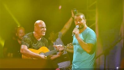 محمد لطفي يشارك عمرو دياب حفلته بالزف على الجيتار