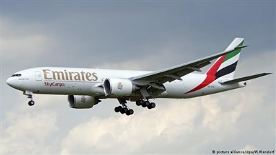 الحجز على ركاب طائرة إماراتية بعد وصولها إلى مطار نيويورك قادمة من دبي 