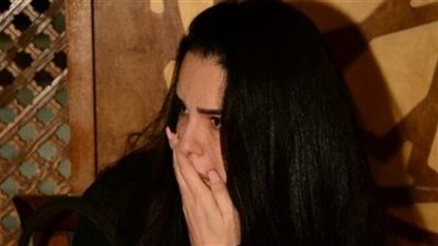 دنيا عبد العزيز تصل عزاء والدة الفنانة ألفت عمر