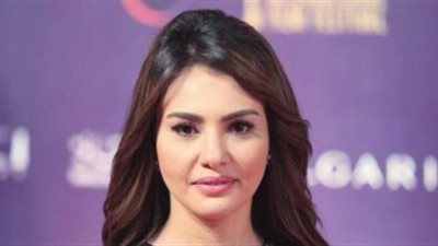 دينا فؤاد تشاهد فيلم البدلة برفقة ابنتها