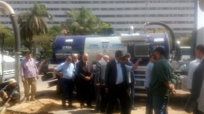 محافظ القاهرة يتفقد موقع كسر الماسورة  في تقاطع العروبة ويوسف عباس