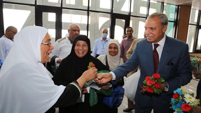 صور.. بـ الورود .. محافظا قنا والأقصر يستقبلان الفوج الثاني والثالث من حجاج الجمعيات الأهلية 