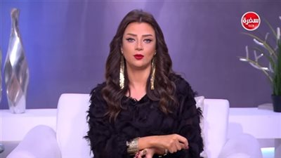 رضوى الشربيني تتسلم الدرع الذهبي من 