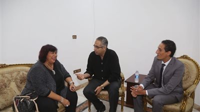 صور.. وزير الثقافة تشهد ابو كبسولة اثناء زيارتها للاسكندرية 