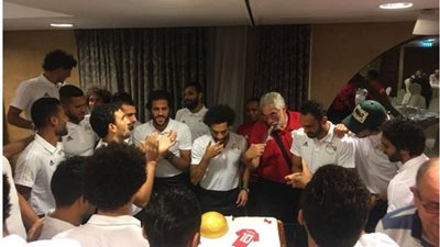 صور.. لاعبو المنتخب يحتلفون باختيار محمد صلاح ضمن أفضل 3 لاعبين في العالم 