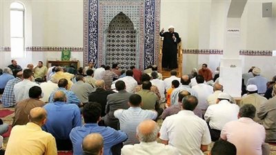 توافد المصلين على مسجد التليفزيون المصري لأداء صلاة الجمعة
