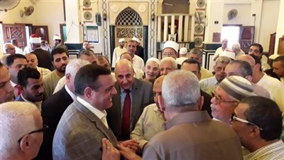 صور.. محافظ البحيرة يلتقي المواطنين بعد صلاة الجمعة 