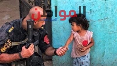 في ملحمة وطنية.. رجال الشرطة يداعبون براءة الأطفال بالمنيا 