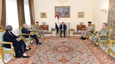 الرئيس السيسي يستقبل قائد القيادة المركزية الأمريكية لبحث التعاون العسكري بين البلدين