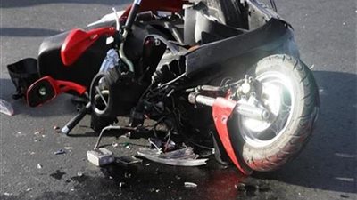 بالأسماء.. مصرع طالب وإصابة آخر في انقلاب دراجة بخارية بطريق 