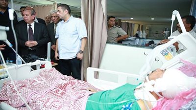 محافظ كفر الشيخ يزور موظف بمحليات دسوق تعرض لحادث اثناء تأدية عمله