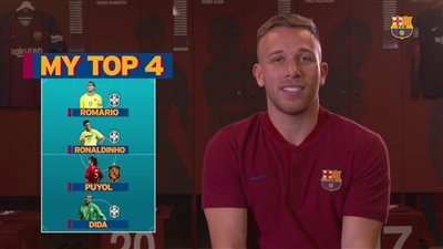 نجم برشلونة يختار أربع أساطير كان يتمني اللعب معهم