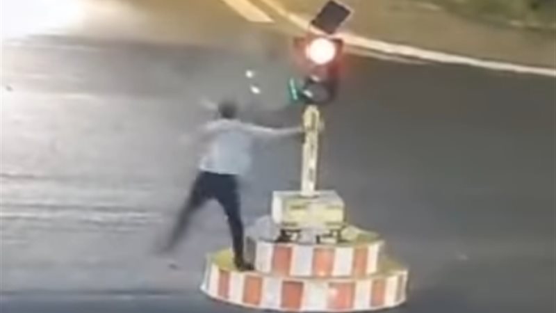 سائق تعب من الانتظار