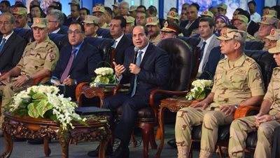 الرئيس السيسي يستوقف هشام عرفات في فعاليات افتتاح الدائري الإقليمي ..  والسبب !