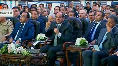 السيسي منفعلًا على مدير ادارة المهندسين العسكريين: ده خطر على الناس لازم نحترم حرمة الطريق 