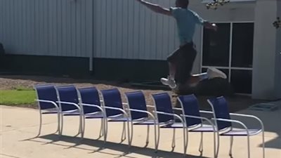 فيديو| شاب يطير في الهواء من فوق 8 مقاعد والمتابعين: اسم الله عليك