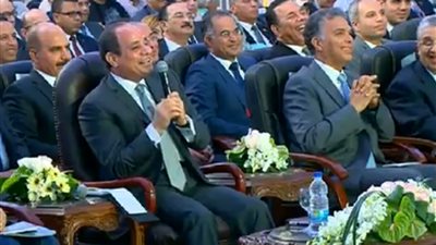 الطريق الدائرى الإقليمي.. السيسي مازحًا لـ 