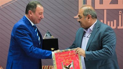 الخطيب يهدي درع الأهلي لـ رئيس اللجنة الأولمبية