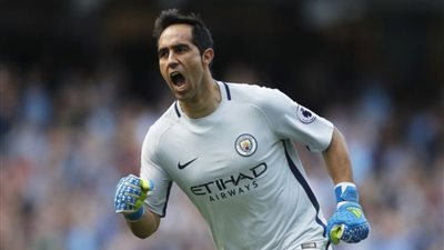 صور.. برافو ينشر التفاؤل داخل جماهير مانشستر سيتي