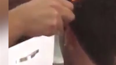 فيديو | الحلاق المعجزة.. يشعل النار في رأس الزبون