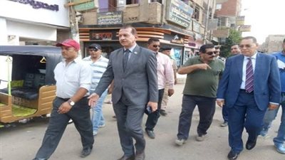 صور.. محافظ الشرقية يتفقد شوارع مدينة منيا القمح ويستمع لشكاوي المواطني