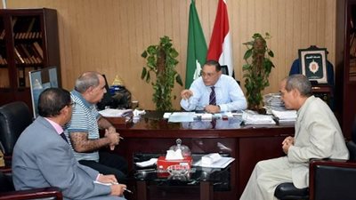 محافظ الشرقية يعقد اجتماعا عاجلا بالسكرتير العام والمساعد لوضع حلول لمشكلة الإشغالات والإهمال