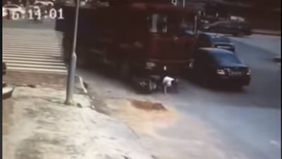لن تتوقع.. شاهد فتاة تهرب من الموت بعدما دهستها شاحنة وتشعل فيس بوك
