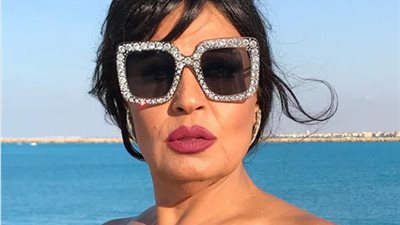 صور.. ما رأيك في نظارات فيفي عبده الشمسية؟ هل تجرؤين على تقليدها