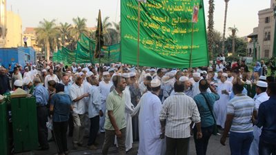 بين البدعة والتراث.. طبول في حرم الحسين تدق احتفالا بالعام الهجري الجديد .. و الشيعة يحزنون لهذه الأسباب