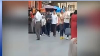 فيديو.. فتاة تتحرش بالشباب داخل ميدان رمسيس
