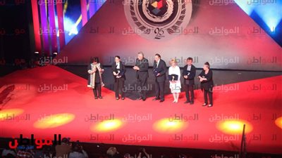 فيديو.. مهرجان القاهرة للمسرح يكرم الفنان عزت العلايلى والراحل ناجى شاكر