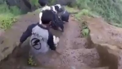 شاهد.. كيف تعامل هؤلاء الشباب مع هذا المنحدر الجبلي؟!