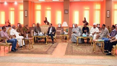 صور.. محافظ الشرقية يبحث مشاكل مدينة صان الحجر ويوجه بحلها بحضور النائب رائف تمراز