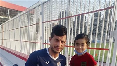 صورة.. طارق حامد يلبي طلب طفل مريض بـ السرطان