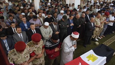 أهالى بنى سويف يشيعون جنازة شهيد الواجب بسيناء بحضور المحافظ ومدير الأمن والمستشار العسكري  
