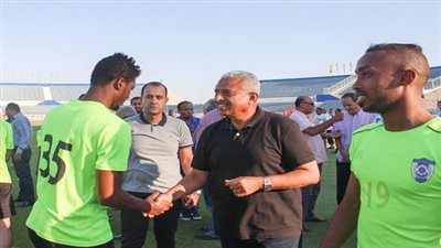 صور.. المحافظ الجديد يحضر تدريبات  منتخب السويس ويحفز اللاعبين للفوز على جمهورية شبين   
