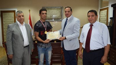 جامعة سوهاج تكرم 