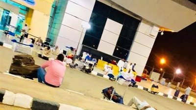 بالصور.. معاناة الأهالي في انتظار العائدين من الخارج في مطار سوهاج