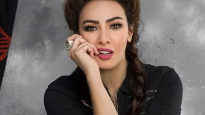 ميرهان حسين تحصل على جائزة التميز من مهرجان الفضائيات