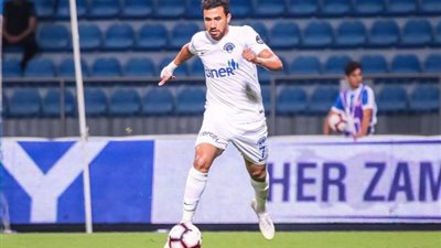 صور.. تريزيجيه يصل إلي قاعة إعلان جوائز الأفضل في تركيا