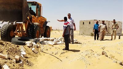 صور.. الري تزيل وتردم 19 بئرًا جوفيًا مخالفة بمركز الخارجة بالوادي الجديد